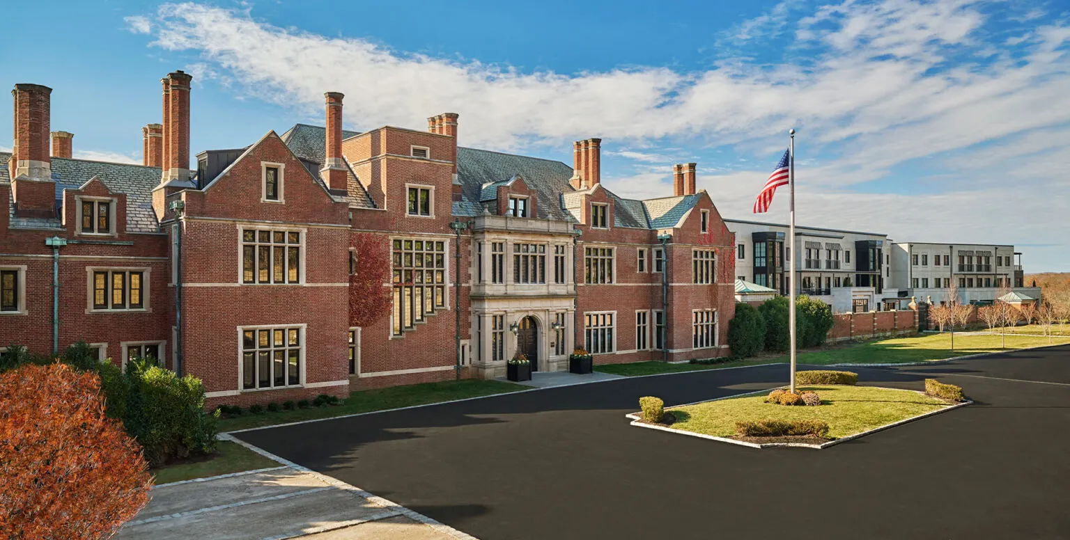 The entrance driveway at Pendry Natirar