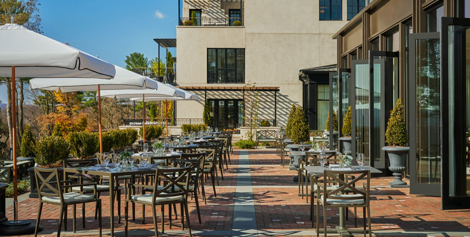 Outdoor dining at Pendry Natirar